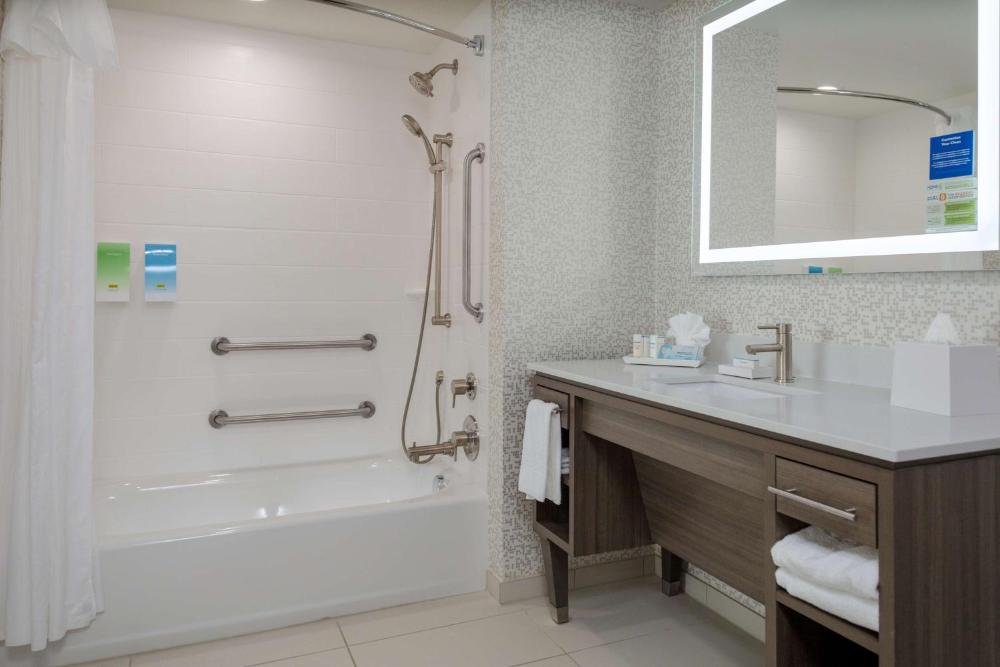 Queen Studio with Two Queen Beds - Mobility and Hearing Access/Non-Smoking interior
